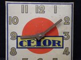 une horloge sur laquelle figure un cercle rouge et le mot « celor »