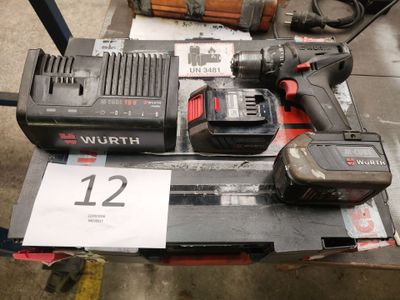 une photo d'une perceuse sans fil et de deux batteries posées sur une table