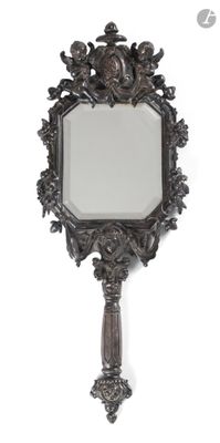 un miroir accroché au mur de la pièce