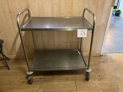 un chariot de service en acier inoxydable sur lequel est apposée une étiquette de prix