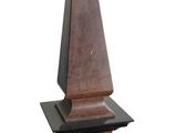un obélisque en bois avec un socle noir sur fond blanc