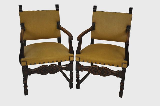 Paire de fauteuils de style Renaissance espagnole garni de tissu ...