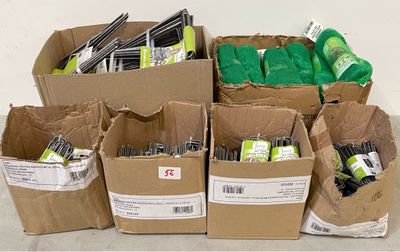 de nombreux cartons d'objets hétéroclites posés sur le sol