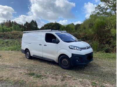 La camionnette est garée sur l'herbe, dans le champ.