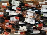 de nombreuses bouteilles de vin empilées les unes sur les autres