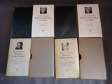 quatre livres sont empilés sur une table