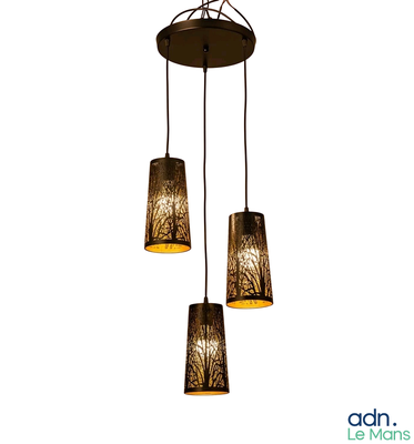 trois lampes suspendues au plafond