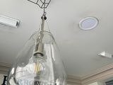 une lampe suspendue au plafond de la pièce