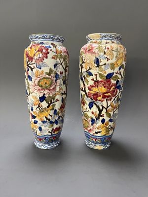 deux vases décorés de fleurs