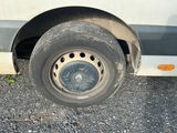 un pneu crevé sur le côté d'un bus