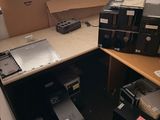 un bureau sur lequel se trouvent de nombreuses boîtes