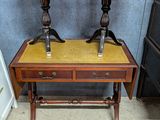 une paire de tables d'appoint anciennes sur pied dans une pièce