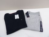 deux t-shirts pour homme posés sur une table blanche