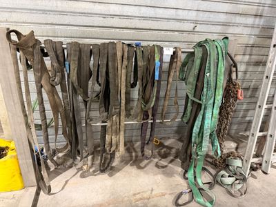 tout un tas d'outils accrochés à un support dans un garage