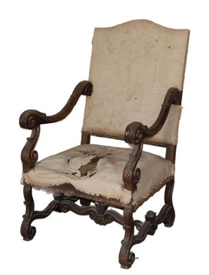 une vieille chaise recouverte d'un tissu sur lequel est représenté un oiseau