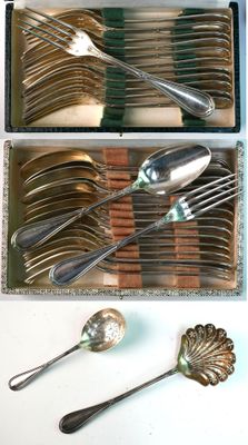 a box of silverware with spoons and spoons in it