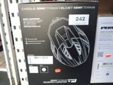 une boîte noire sur laquelle est représenté un casque