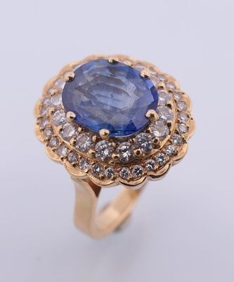 un gros plan d'une bague sertie d'un saphir bleu et de diamants blancs