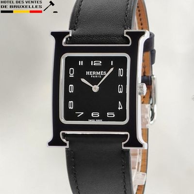 une image montrant un gros plan d'une montre-bracelet au cadran noir