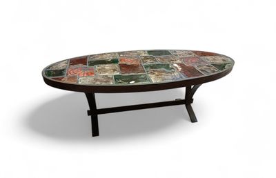 Dans le goût de CAPRON, Table basse ovale à piètement en fer…