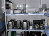 de nombreuses casseroles et poêles sur les étagères de la cuisine