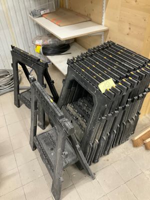 une pile de chaises qui se trouvent dans une pièce