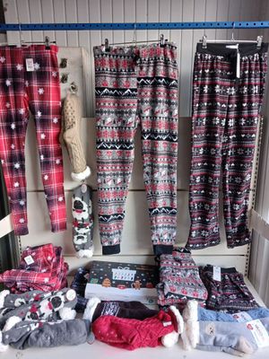 une présentation de pyjamas et d'autres articles sur une étagère