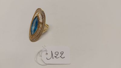 une bague en or avec une pierre bleue au centre