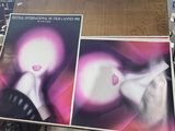 deux grandes affiches posées sur une table dans une pièce