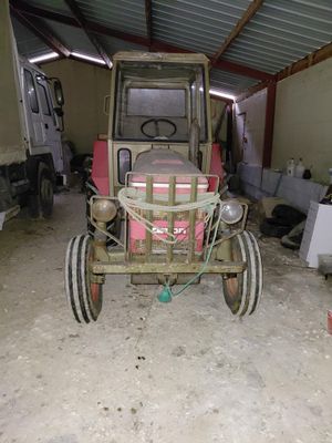 un tracteur garé dans un garage