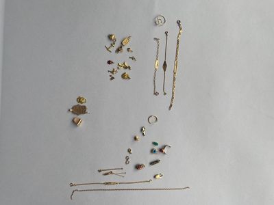 beaucoup de bijoux en or et en argent sur une table