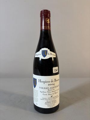une bouteille de vin posée sur une table
