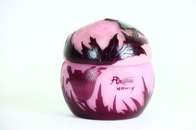 un vase rose orné d'un motif noir et blanc