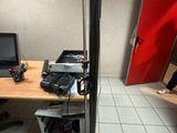 un bureau sur lequel se trouvent un ordinateur portable et un moniteur