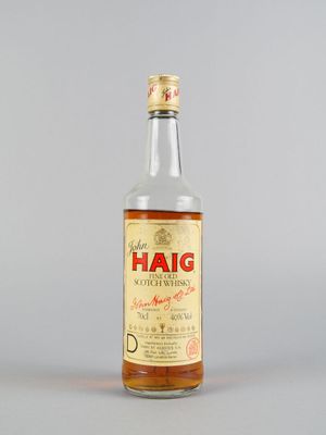 une bouteille de whisky Haig posée sur une table