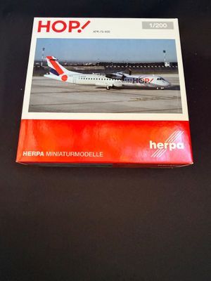 un livre dont la couverture représente un avion