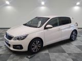 la voiture blanche est garée dans une grande pièce au sol en damier
