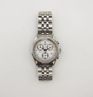 un gros plan d'une montre sur une surface blanche avec un fond blanc