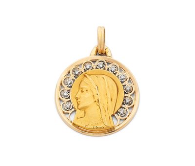 un pendentif Saint-Benoît plaqué or orné de cristaux transparents