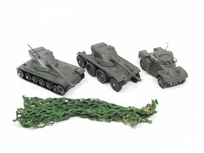 quatre véhicules militaires miniatures alignés les uns à côté des autres