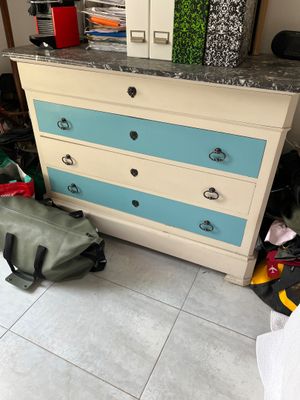 une commode bleue et blanche dans une pièce