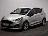 La nouvelle Ford Fiesta est garée dans le showroom.