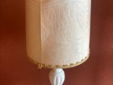 une lampe posée sur une table à côté d'un mur