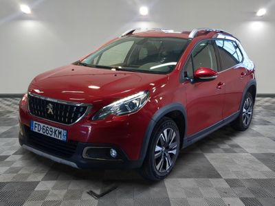 la voiture rouge est garée sur un sol en damier dans le garage