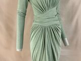 une robe verte sur un mannequin, un mannequin, un mannequin, un mannequin, un mannequin, un mannequin, un mannequin, un mannequin, un mannequin