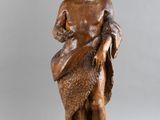 une image représentant la statue d'un homme tenant un chien dans ses bras