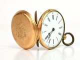 une montre de poche en or avec des chiffres romains