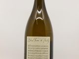 une bouteille de vin posée sur une table
