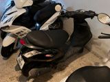 deux scooters garés l'un à côté de l'autre dans une pièce