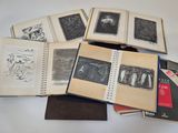 un grand nombre de livres posés sur une table